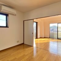 鎌倉市津西一丁目の賃貸物件/洋室6.5帖と洋室8帖│扉で空間を仕切れますが、取り外して広い空間として使いたい