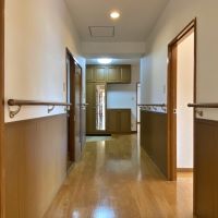 鎌倉市津西一丁目の賃貸物件/廊下は幅があり、トイレや浴室はゆったりとしていてバリアフリー