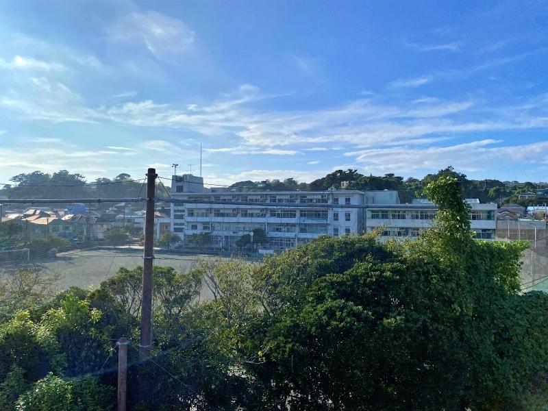 鎌倉市津西一丁目の賃貸物件/屋上バルコニーからの眺め│中学校の校舎と校庭