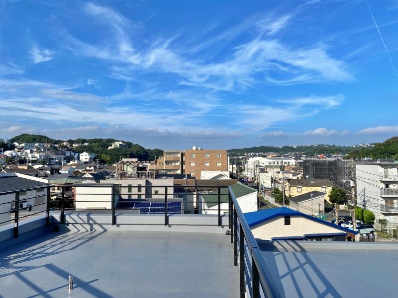 鎌倉市津西一丁目の賃貸物件/屋上バルコニー│北側の眺め。緑の混じる住宅地が広がります