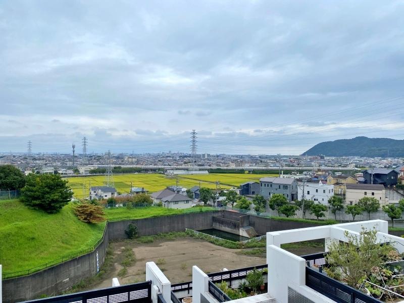 平塚市日向岡二丁目の売買物件/テラスからの眺め│遠くに高麗山、中央には新幹線、田んぼが点在しているのどかな眺望