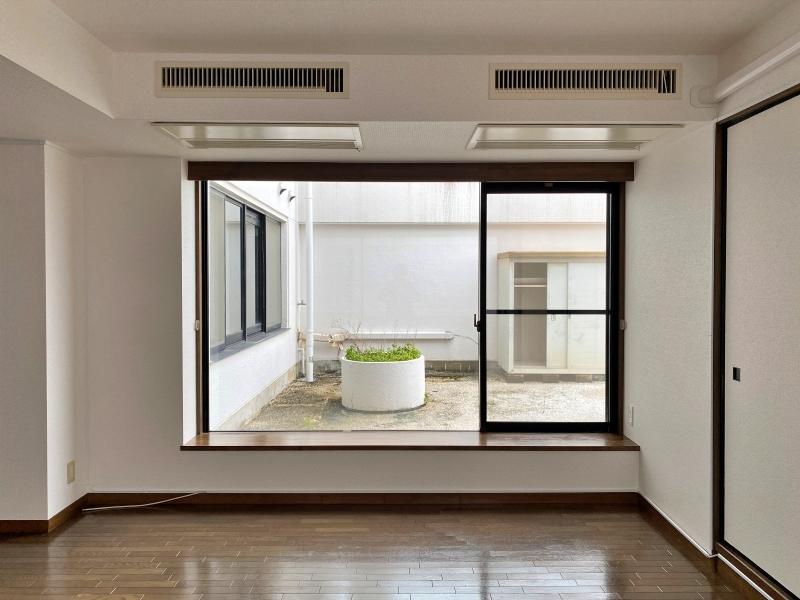 平塚市日向岡二丁目の売買物件/LD14帖│リビングテラスに面した窓が大きく、窓辺には腰かけられるスペースもあります