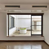 平塚市日向岡二丁目の売買物件/LD14帖│リビングテラスに面した窓が大きく、窓辺には腰かけられるスペースもあります