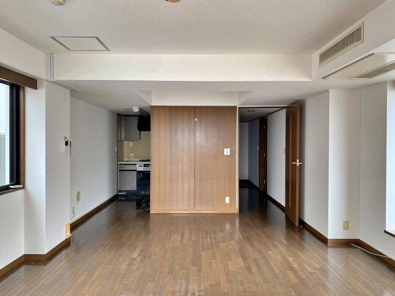 平塚市日向岡二丁目の売買物件/LD14帖│写真左奥がキッチン。籠るように料理に集中できそう