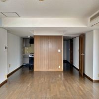 平塚市日向岡二丁目の売買物件/LD14帖│写真左奥がキッチン。籠るように料理に集中できそう