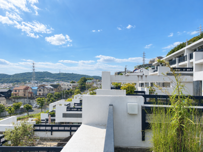 平塚市日向岡二丁目の売買物件/丘に沿って段々に重なる白いテラス。その一画一画に暮らしがあり、大きな建物がひとつの風景のようになっています