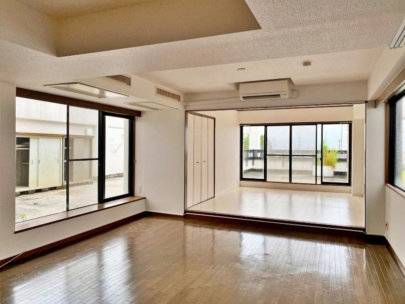 平塚市日向岡二丁目の売買物件/LD14帖と和室8帖│和室の襖を外すと奥行きのある空間に。LDには2箇所大きな窓があり、日中の日当たりも良さそう