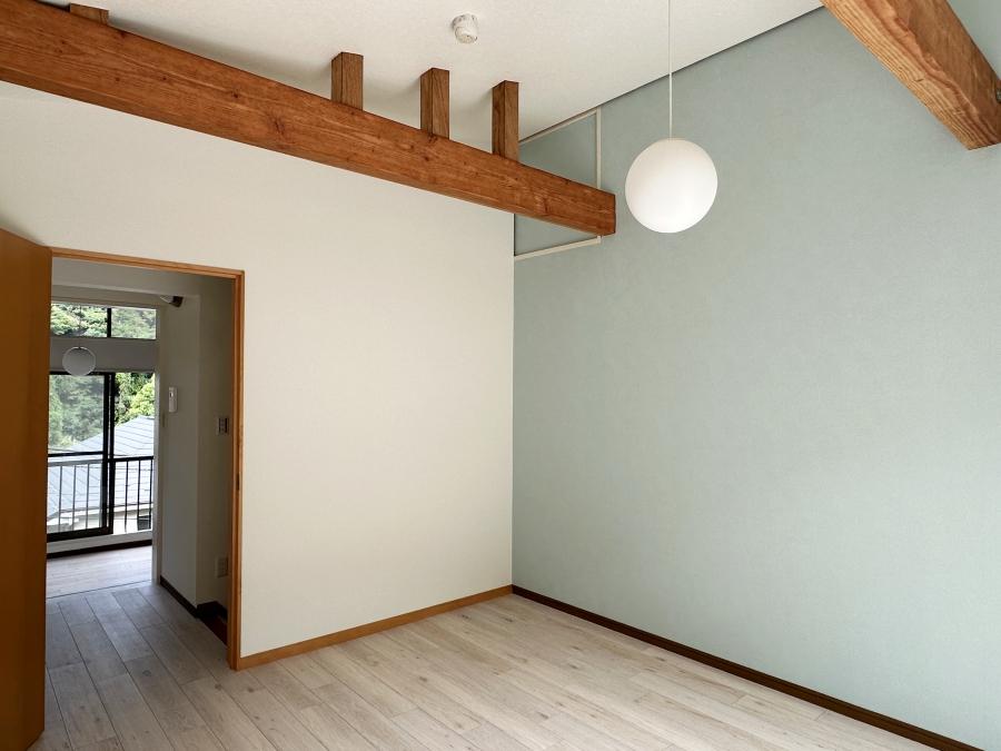 鎌倉市扇ガ谷四丁目の賃貸物件/2階洋室その2｜こちらは天井の小屋梁が見えています