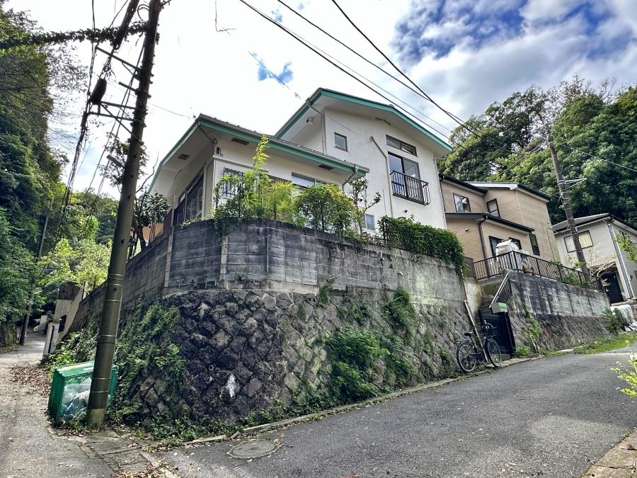鎌倉市扇ガ谷四丁目の賃貸物件/外観｜一軒家ですが真ん中で仕切られていて、募集区画は右側です