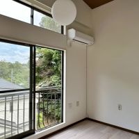 鎌倉市扇ガ谷四丁目の賃貸物件/2階洋室その1｜天井の高さと開口部の多さで面積以上に広さを感じます