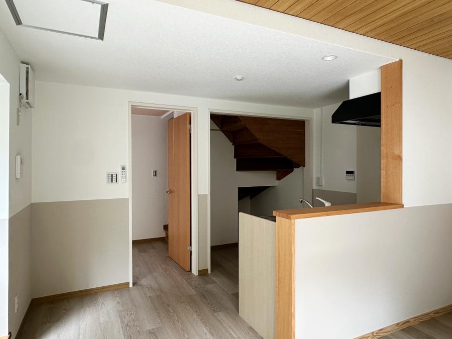 鎌倉市扇ガ谷四丁目の賃貸物件/1階ダイニングキッチン｜階段下部分も収納として利用できそうです