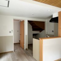 鎌倉市扇ガ谷四丁目の賃貸物件/1階ダイニングキッチン｜階段下部分も収納として利用できそうです