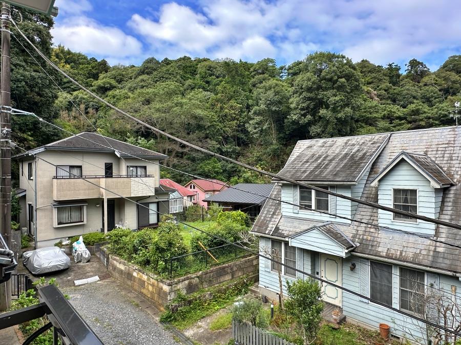 鎌倉市扇ガ谷四丁目の賃貸物件/2階からの眺望｜谷戸に建っているので山に囲まれています