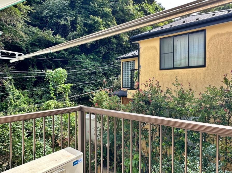 鎌倉市扇ガ谷四丁目の賃貸物件/バルコニーからの眺望｜洗濯物干しはこちらでどうぞ