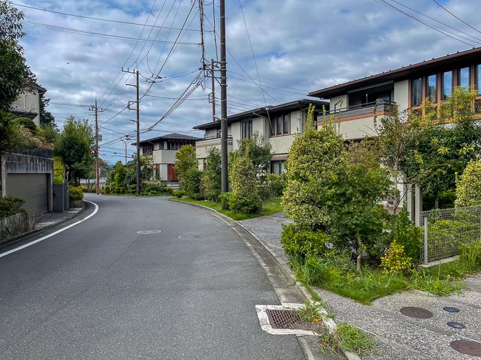 鎌倉市十二所の売買物件/前面道路は5mあります。地区計画、景観計画に合わせた植栽や建物の形状、色が揃っています
