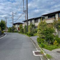 鎌倉市十二所の売買物件/前面道路は5mあります。地区計画、景観計画に合わせた植栽や建物の形状、色が揃っています