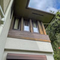 鎌倉市十二所の売買物件/窓周辺にアクセントとしてレンガ状タイルを施しています