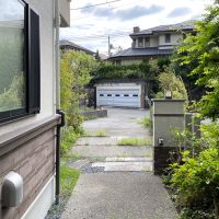 鎌倉市十二所の売買物件/玄関から駐車場方向