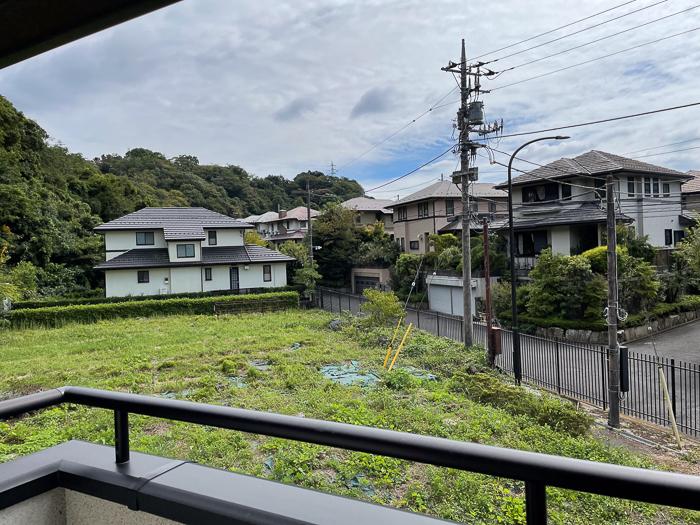 鎌倉市十二所の売買物件/東側は調整池のため抜けの眺望があります