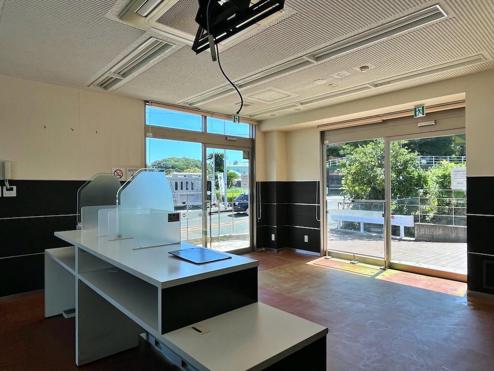 三浦市三崎町諸磯の売買物件/1階店舗｜自動ドアを開けてすぐの受付空間