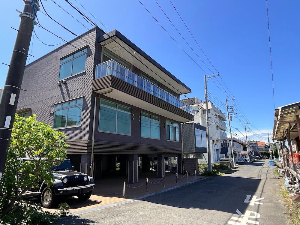 三浦市三崎町諸磯の売買物件/外観｜高床式になっているため、駐車場をしっかり確保