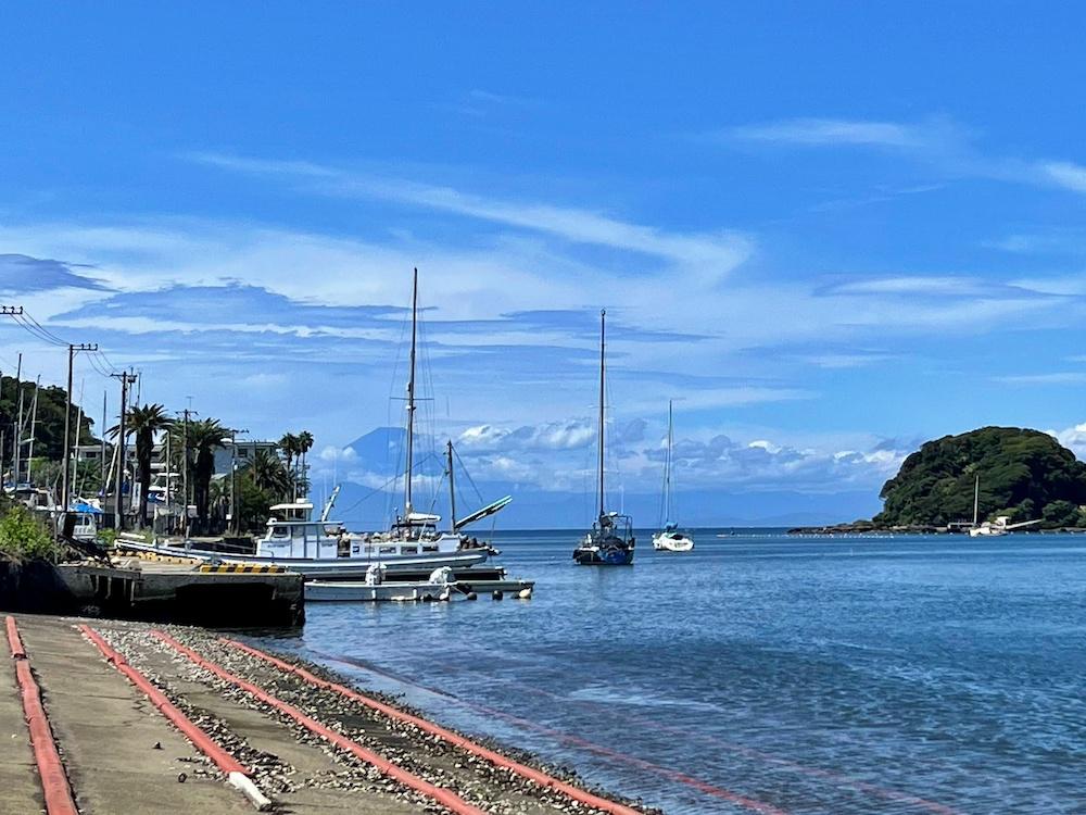 三浦市三崎町諸磯の売買物件/この海の向こうには富士山も見えます（写真はズームしています）