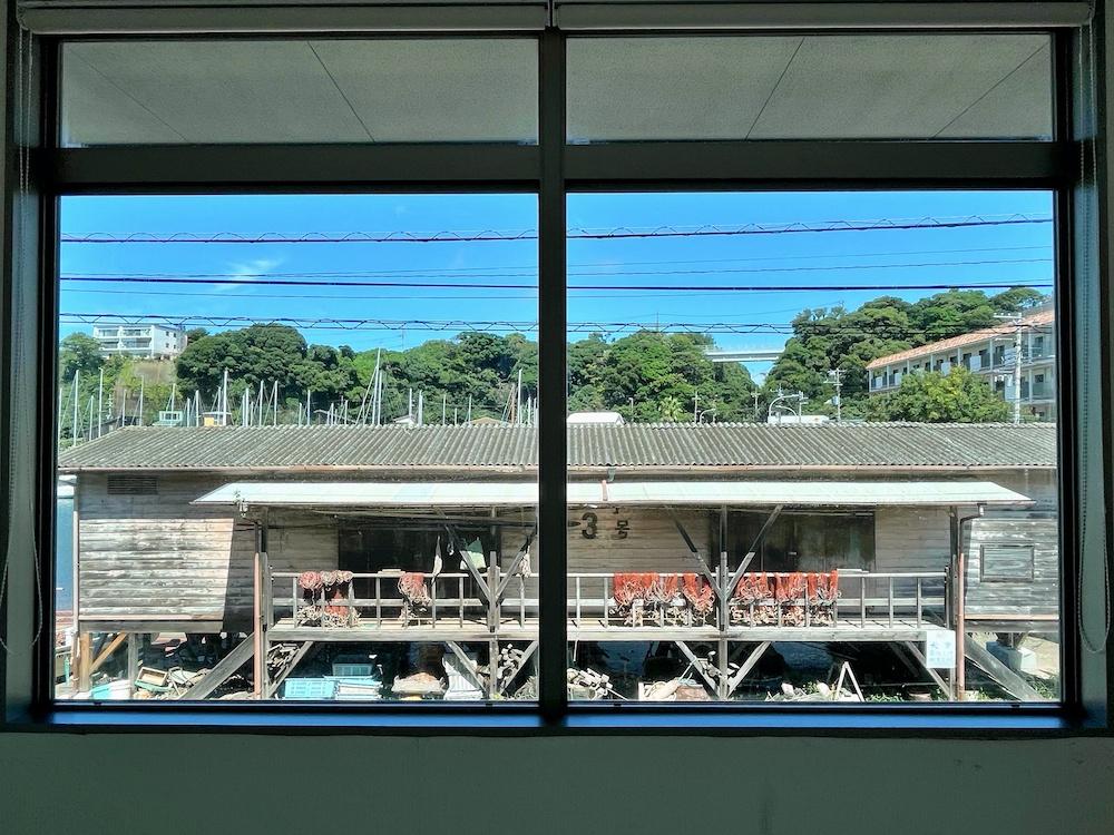 三浦市三崎町諸磯の売買物件/1階店舗部分｜正面には漁師小屋でしょうか？僕は好きな眺めです