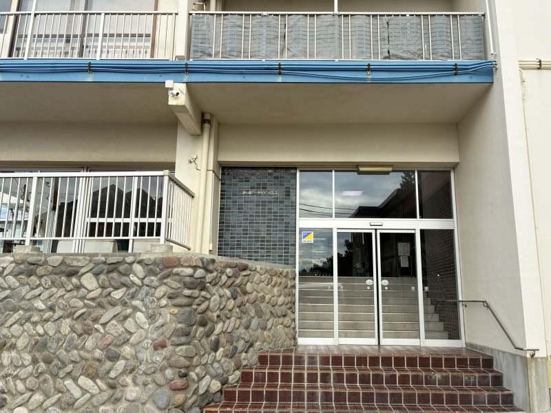 茅ヶ崎市中海岸四丁目の賃貸物件/建物入口｜今年で60歳を迎えた、サザンビーチ前のヴィンテージマンションをご紹介