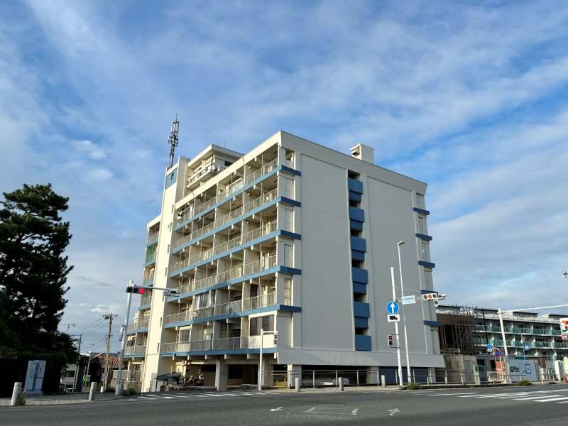 茅ヶ崎市中海岸四丁目の賃貸物件/外観｜134号線沿いのマンションです
