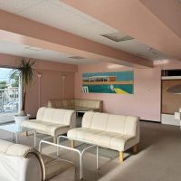 茅ヶ崎市中海岸四丁目の賃貸物件/共用ロビー｜ここは元レストランスペース。ほんのりピンクの塗装が可愛らしい