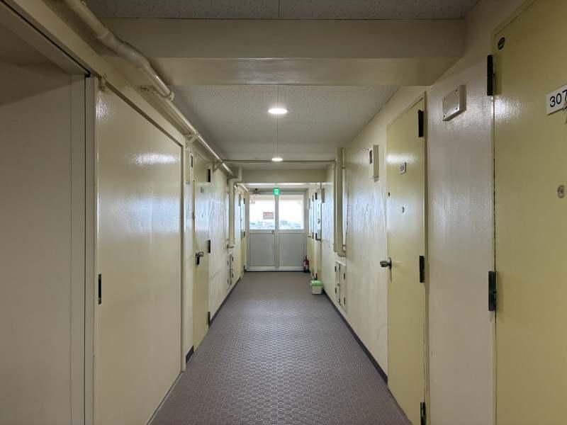 茅ヶ崎市中海岸四丁目の賃貸物件/廊下｜合宿所のような雰囲気。突き当りが今回ご紹介する部屋です