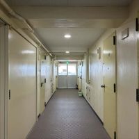 茅ヶ崎市中海岸四丁目の賃貸物件/廊下｜合宿所のような雰囲気。突き当りが今回ご紹介する部屋です