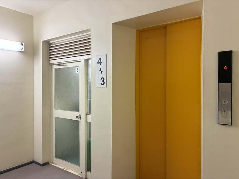 茅ヶ崎市中海岸四丁目の賃貸物件/エレベーターホール｜階途中の踊り場にエレベーターが停まる、珍しいつくり。扉の色も階ごとに違うんです。ビビットでポップな配色！
