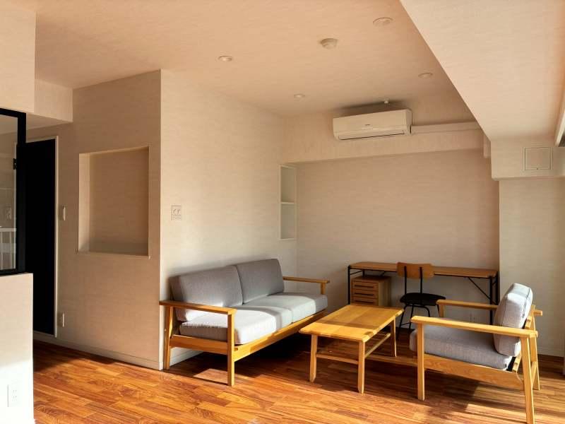 茅ヶ崎市中海岸四丁目の賃貸物件/居室｜コンパクトなワンルーム。展示されている家具は無料で貸与可能です