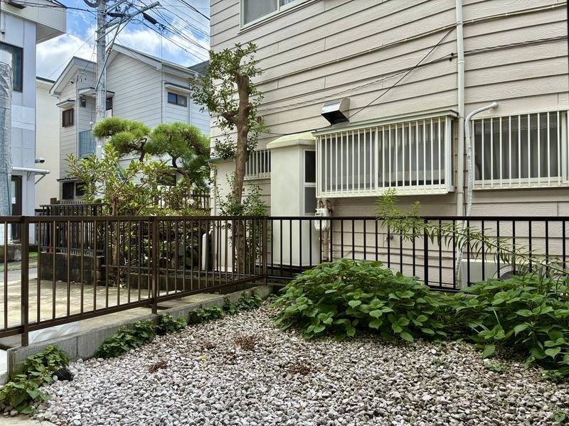 逗子市桜山八丁目の賃貸物件/庭は現状では砂利敷きになっています