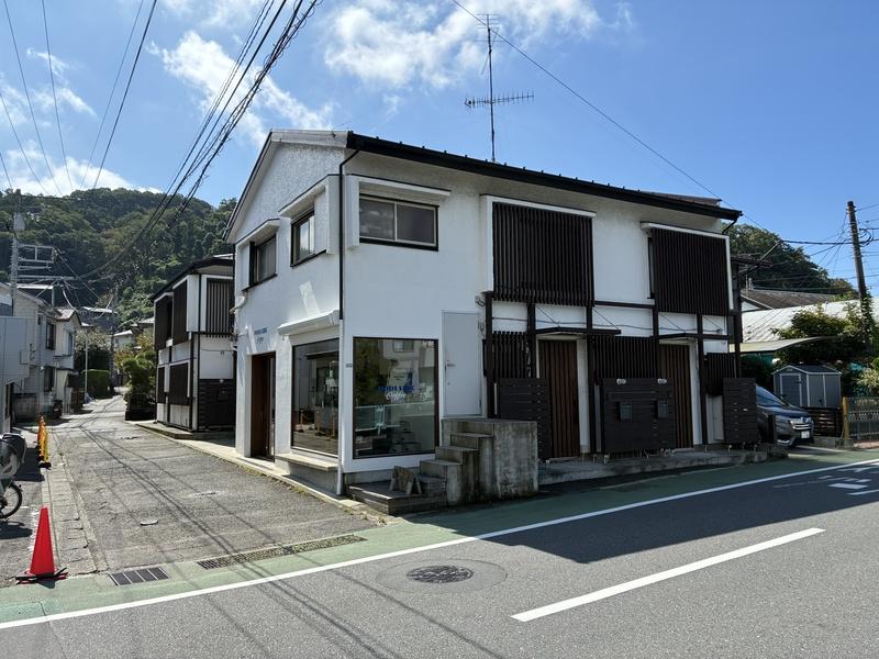 逗子市桜山八丁目の賃貸物件/アパート全体（道路沿いにはカフェが入る区画も）。物件は奥の建物です