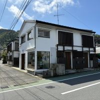 逗子市桜山八丁目の賃貸物件/アパート全体（道路沿いにはカフェが入る区画も）。物件は奥の建物です