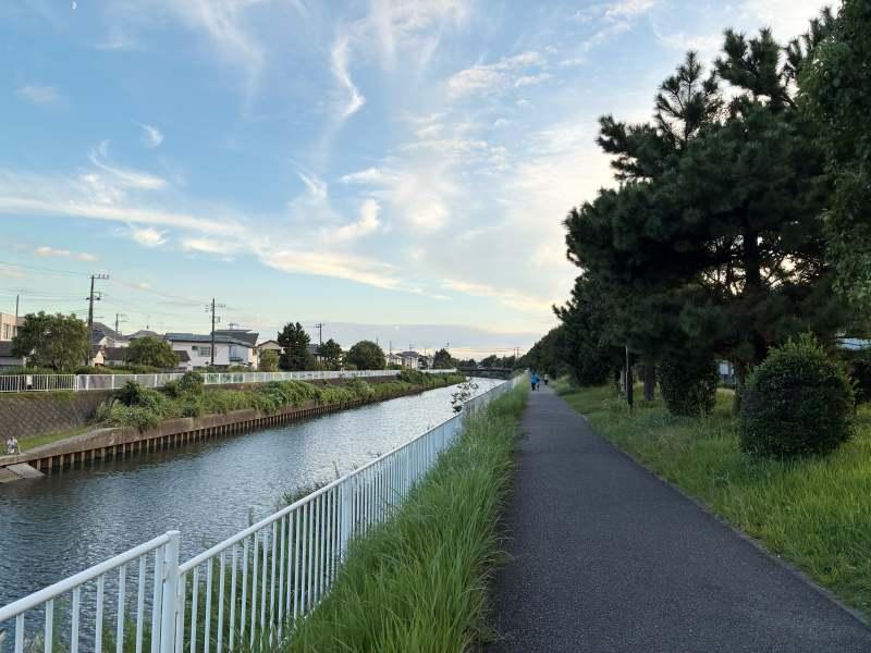 藤沢市辻堂太平台二丁目の売買物件/引地川沿いを30分ほど歩けば鵠沼海岸。ジョギング、釣り、散歩する方など。皆さん思い思いに過ごしています
