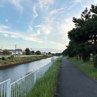 藤沢市辻堂太平台二丁目の売買物件/引地川沿いを30分ほど歩けば鵠沼海岸。ジョギング、釣り、散歩する方など。皆さん思い思いに過ごしています