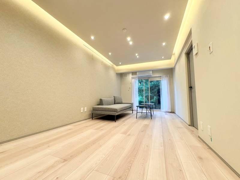 藤沢市辻堂太平台二丁目の売買物件/LDK｜そのままテラスに出られます。窓からは緑がたっぷり覗けて、カーテンを閉めない方がむしろ気持ちよく過ごせそう