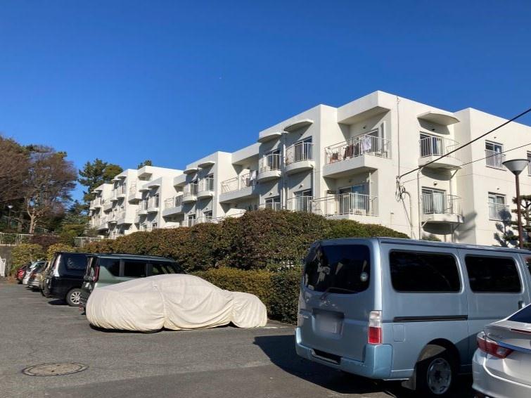 藤沢市辻堂太平台二丁目の売買物件/外観｜3階建ての低層住宅。物件は1階に位置しています