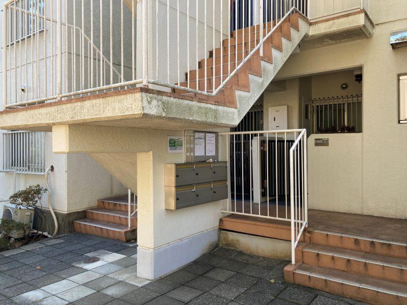藤沢市辻堂太平台二丁目の売買物件/外観｜レトロな階段室。今回ご紹介する部屋は1階です