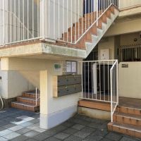藤沢市辻堂太平台二丁目の売買物件/外観｜レトロな階段室。今回ご紹介する部屋は1階です