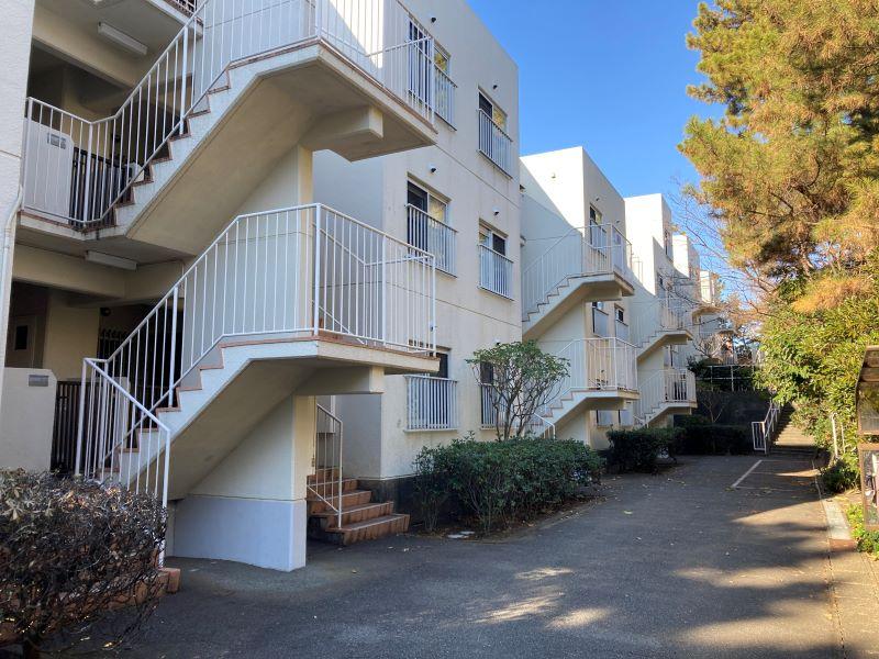 藤沢市辻堂太平台二丁目の売買物件/外観｜昭和の集合住宅によくみられる「階段室型」の建物。2面で風通しが良く、採光も取れます