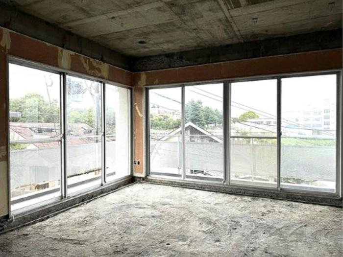 横浜市中区山手町の売買物件/三方向から光を招く。窓辺の使い方まで自由にできる
