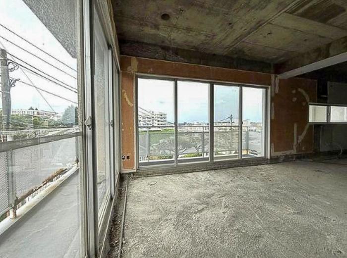横浜市中区山手町の売買物件/採光面が広く、窓辺の使い方に自由度があります