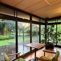 葉山町堀内の賃貸物件/広縁｜幅が広いのでテーブルも置けます。木製建具の先に庭を一望できます
