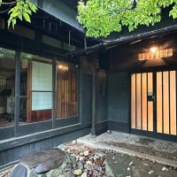 葉山町堀内の賃貸物件/玄関前｜この佇まいもいいですね