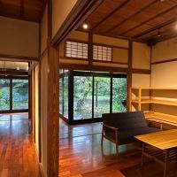 葉山町堀内の賃貸物件/室内｜畳をフローリングに変え、襖も外し一体的に使用しています