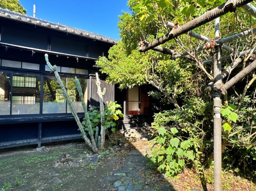葉山町堀内の賃貸物件/玄関前のサボテンと藤棚｜色んな植栽がバランスよく配置されています